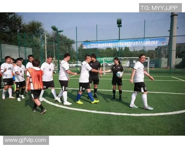 足球三人同庆滑跪展现激情时刻团结拼搏精神的完美诠释