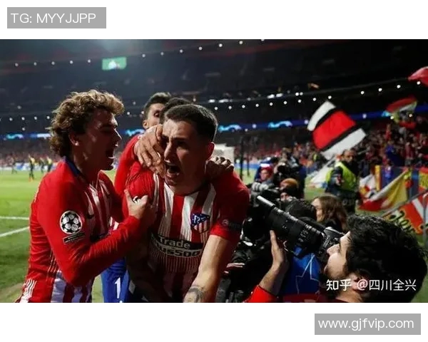 球星力量惊人一脚踢破足球场地面,场景滑稽笑料百出 球星力量惊人一脚踢破足球场地面,场景滑稽笑料百出